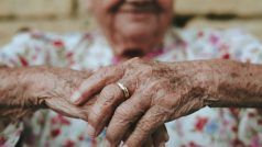 Důchodový věk poroste pomaleji, než plánovala vláda