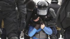 Putinův režim je tvrdě rozhodnut jakýmkoli mohutným pouličním akcím v Rusku zabránit.