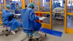 Klinika anesteziologie, resuscitace a intenzivní medicíny Všeobecné fakultní nemocnice, kde se starají o nemocné s covid-19
