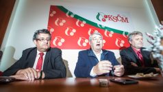 Zleva místopředseda KSČM Petr Šimůnek, předseda strany Vojtěch Filip a místopředseda strany Stanislav Grospič ve volebním štábu v Praze