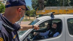 Izraelský strážník během koronavirové krize