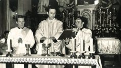 Primiční mše svatá Jana Graubnera (uprostřed), 24. červen 1973