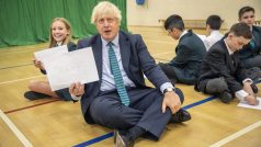 Britský premiér Boris Johnson mezi žáky ve školní tělocvičně ve městě Coalville