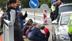 Zadržení migranti na česko-slovenském hraničním přechodu Lanžhot Brodské