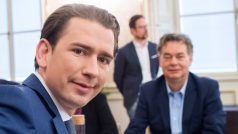 Šéf rakouských lidovců Sebastian Kurz (vlevo). V pozadí sedí budoucí vicekancléř a šéf Zelených Werner Kogler