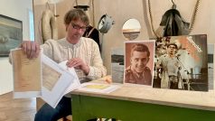 Ústecký historik Martin Krsek s dokumenty o službě Felixe Holzmanna v armádě Třetí říše