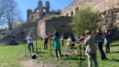 Po nuceném volnu kvůli koronaviru se členové Jihočeské filharmonie sešli na zřícenině Dívčí kámen, aby tu natočili hudební klip