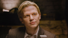 Ronan Farrow během natáčení série Chytit a zabít