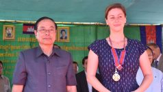 Vicepremiér Kambodžského království Bin Chhin a Barbora Vlasová, zástupkyně Charity ČR v Kambodži