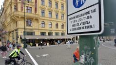 Zákazová značka pro kola v pěší zóně na náměstí Republiky
