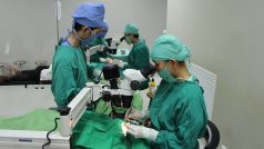 Oční operace v Kambodži
