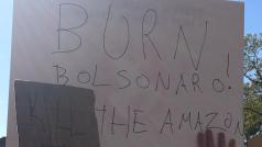 „Spalte Bolsonara,“ stojí na transparentu proti brazilskému prezidentovi.