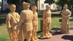 Výstava dřevěných soch vojáků ke 100. výročí bitvy o Varšavu
