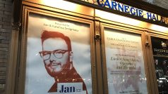 Plakát, poutající na koncert Jana Smigmatora před vstupem do newyorské Carnegie Hall