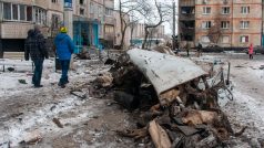 Auto zničené po raketovém útoku v Charkově na Ukrajině