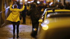 Z pařížské třídy Champs-Élysées byla ve čtvrtek večer ohlášena střelba, při které přišli o život nejméně dva lidé: policista a útočník.