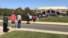 Rodiny, páry i jednotlivci si stoupají do fronty, která končí až zhruba 300 metrů od volební místnosti v budově samosprávy okresu Fairfax na předměstí hlavního města Washingtonu