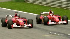 Michael Schumacher předjíždí Rubense Barichela po týmové režii v roce 2002