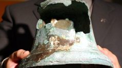 Bronzový zvon z lodi Santa Maria, který zazněl i v roce 1492, kdy mořeplavec Kryštof Kolumbus poprvé doplul ke břehům Ameriky (na snímku z roku 2002)