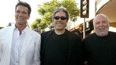 Andrew Vajna (vpravo) s Arnoldem Schwarzeneggerem (vlevo) a producentem Mariem Kassarem (uprostřed) při premiéře filmu Terminátor 3: Vzpoura strojů v roce 2003