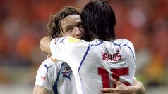 Vladimír Šmicer a Milan Baroš oslavují vítězství 3:2 nad Nizozemskem na Euru v roce 2004