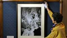 Snímek královny v den její korunovace v roce 1953 zachytil Cecil Beaton