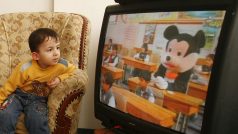 Palestinské děti sledují pořad televize Al-Aksá určený dětem. Postavička vypadající jako Mickey Mouse nabádá děti, aby podporovaly ozbrojený odpor proti Izraeli. Archivní snímek z května roku 2007.