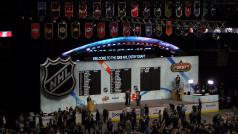 Na konci června čeká mladé hokejisty podobné pódium v Chicagu při vstupním draftu NHL.