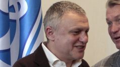 Ihor Surkis (vlevo) na fotce z roku 2012 s tehdejším koučem Dynama Kyjev Olegem Blochinem.