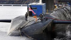 Britská jaderná ponorka HMS Victorious na námořní základně ve Skotsku