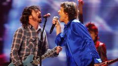 Mick Jagger a Dave Grohl během koncertu v roce 2013
