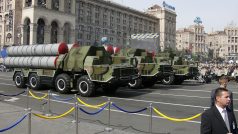 Raketový systém protivzdušné obrany S-300 na přehlídce v Kyjevě v roce 2014