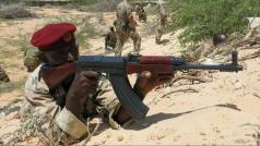 Voják Somálské národní armády se samočinnou puškou vzor 58