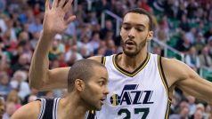 Rozehrávač Tony Parker v dresu San Antonia Spurs v souboji s Rudy Gobertem z Utahu Jazz