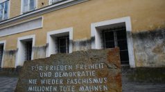 Rodný dům Adolfa Hitlera v rakouském městě Branau am Inn včetně kamene s nápisem &quot;Míru, svobodě a demokracii, nikdy znovu fašismu, miliony mrtvých jsou varováním&quot;