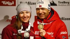 Biatlonisté Darja Domračevová a Ole Einar Björndalen s medailemi z mistrovství světa v Hochfilzen v roce 2017