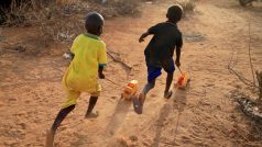 Chlapci s hračkami v oblasti Dollow v Somálsku