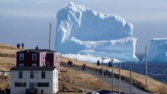 Ke kanadskému městečku Ferryland na ostrově Newfoundland připlul obří ledovec.