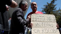 &quot;NATO mě vyhnalo z Kosova,&quot; stojí na transparentu muže, který demonstruje proti vstupu Černé Hory do NATO (protest organizovaný protizápadní opozicí v obci Murino, již v roce 1999 zasáhlo bombardování NATO).