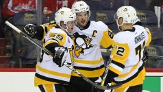 Útočník Sidney Crosby (uprostřed) vstřelil v prvním utkání série s Washingtonem dvě branky