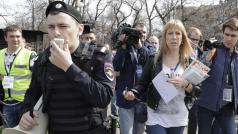 Koordinátorka hnutí Otevřené Rusko Maria Baronová, obklopená novináři a důstojníkem ministerstva vnitra, během protestu.