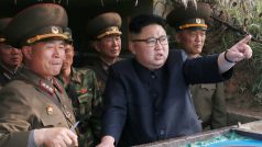 Kim Čong-un na inspekci vojenského zařízení na jihu KLDR (nedatovaný snímek zveřejněný státní agenturou KCNA 5. května 2017).