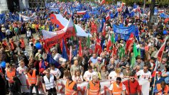 V Polsku se demonstruje proti vládě. Ve velkém
