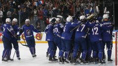 Hokejisté Francie se radují z výhry nad Finskem.