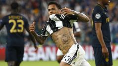 Obránce Dani Alves dal v odvetě s Monakem druhý gól Juventusu.