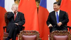 Miloš Zeman a Si Ťin-pching naslouchají slavnostnímu pěveckému vystoupení ve Velké síni lidu (čínském parlamentu) v Pekingu.