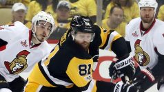 Phil Kessel ujíždí obráncům Ottawy, vstřelil jediný gól druhého zápasu.