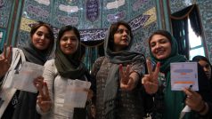 Íránské voličky v Teheránu pózují fotografovi agentury Reuters a ukazují prsty od inkoustu.