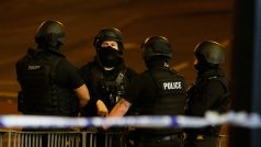 Policisté hlídkují na místě útoku, u Manchester areny