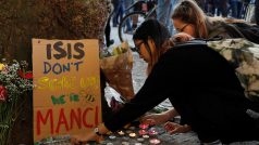 &quot;ISIS se nebojíme.&quot; Výmluvný transparent a dívky, které zapalují svíčky za oběti zabijáka z Manchesteru.